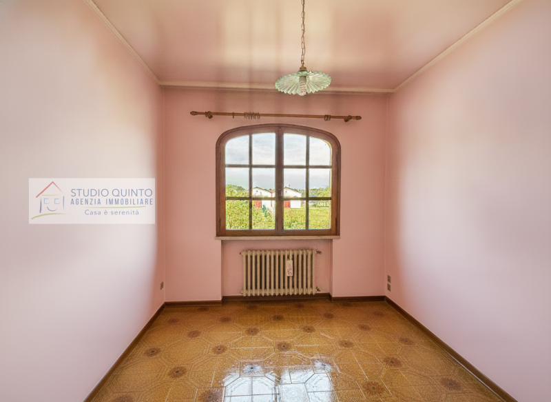 Circondata dalla natura e immersa nel verde, questa splendida villa singola rappresenta una rara ...