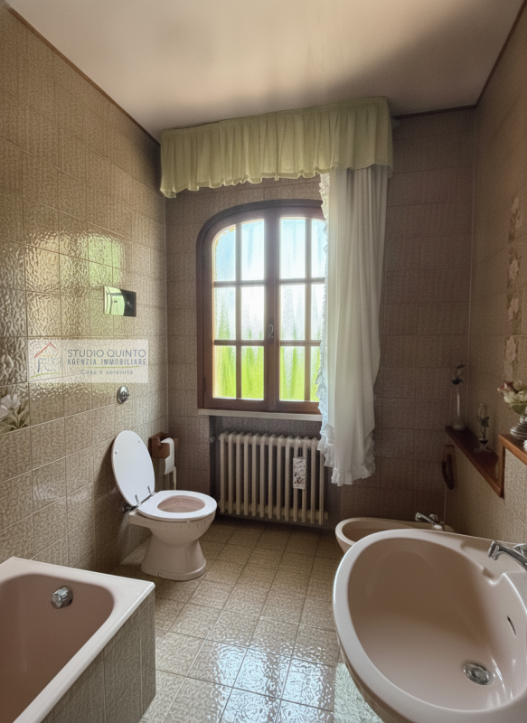 Circondata dalla natura e immersa nel verde, questa splendida villa singola rappresenta una rara ...