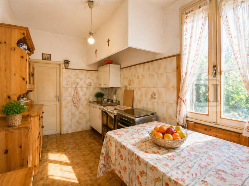 Nel cuore dell'apprezzato quartiere residenziale di Montà a Padova, proponiamo in vendita una rar...