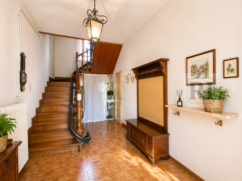 Nel cuore dell'apprezzato quartiere residenziale di Montà a Padova, proponiamo in vendita una rar...