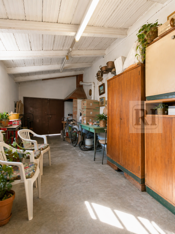 Nel cuore dell'apprezzato quartiere residenziale di Montà a Padova, proponiamo in vendita una rar...