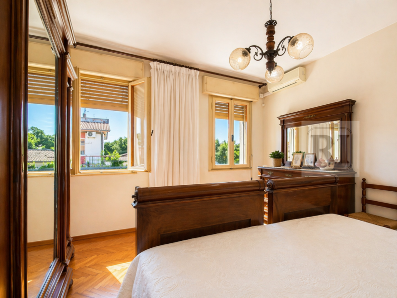 Nel cuore dell'apprezzato quartiere residenziale di Montà a Padova, proponiamo in vendita una rar...