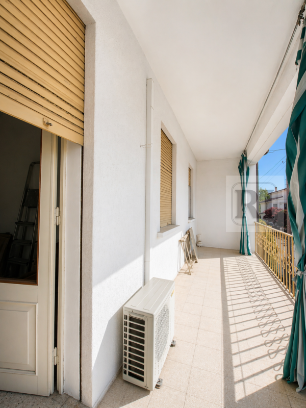 Nel cuore dell'apprezzato quartiere residenziale di Montà a Padova, proponiamo in vendita una rar...