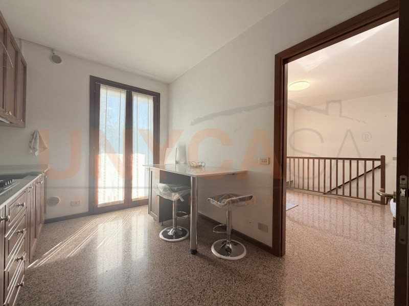 MESTRINO – In una tranquilla zona residenziale immersa nel verde, ma a pochi passi da tutti i pri...