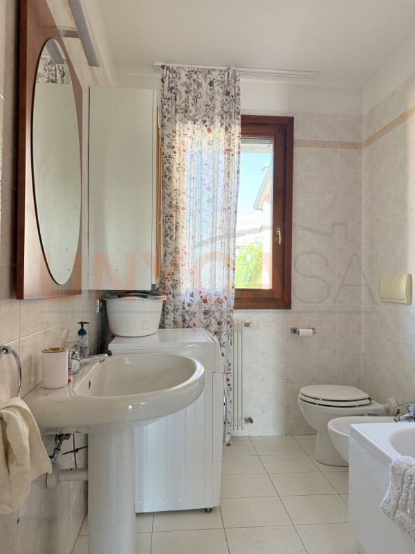 MESTRINO – In una tranquilla zona residenziale immersa nel verde, ma a pochi passi da tutti i pri...