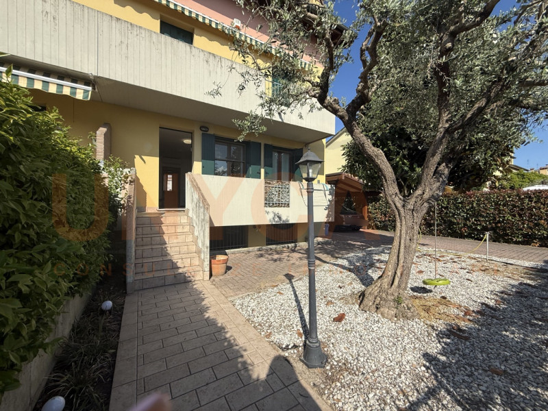 MESTRINO – In una tranquilla zona residenziale immersa nel verde, ma a pochi passi da tutti i pri...