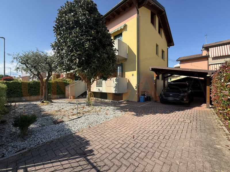 MESTRINO – In una tranquilla zona residenziale immersa nel verde, ma a pochi passi da tutti i pri...