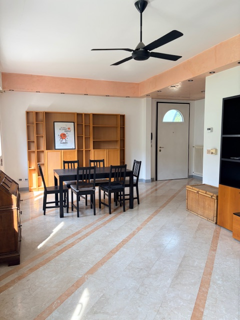 Porzione di bifamiliare con giardino e ingresso indipendente, accessibile da scala esterna e svil...