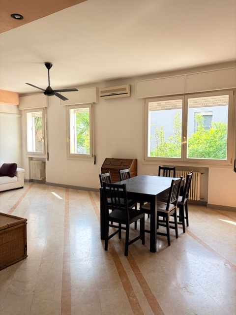 Porzione di bifamiliare con giardino e ingresso indipendente, accessibile da scala esterna e svil...