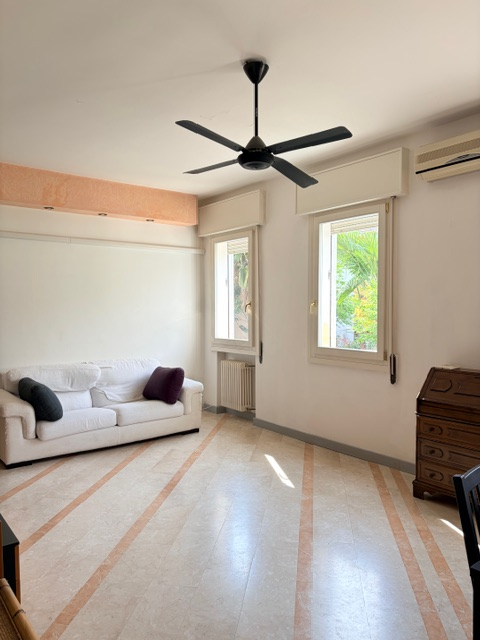 Porzione di bifamiliare con giardino e ingresso indipendente, accessibile da scala esterna e svil...