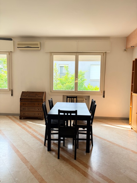 Porzione di bifamiliare con giardino e ingresso indipendente, accessibile da scala esterna e svil...