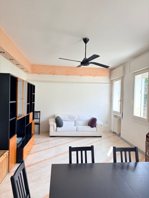 Porzione di bifamiliare con giardino e ingresso indipendente, accessibile da scala esterna e svil...