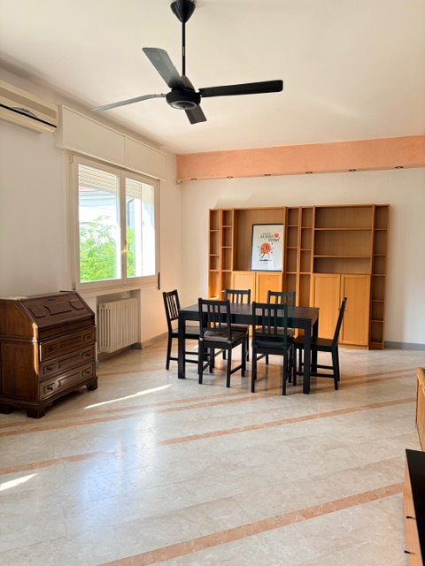 Porzione di bifamiliare con giardino e ingresso indipendente, accessibile da scala esterna e svil...