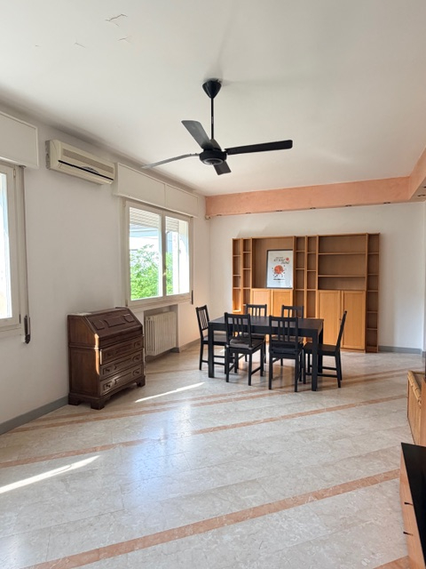 Porzione di bifamiliare con giardino e ingresso indipendente, accessibile da scala esterna e svil...