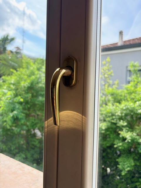 Porzione di bifamiliare con giardino e ingresso indipendente, accessibile da scala esterna e svil...