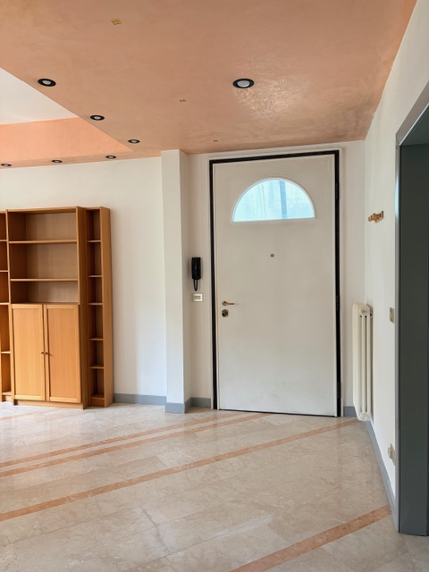 Porzione di bifamiliare con giardino e ingresso indipendente, accessibile da scala esterna e svil...