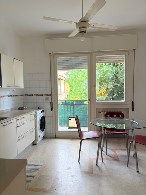 Porzione di bifamiliare con giardino e ingresso indipendente, accessibile da scala esterna e svil...