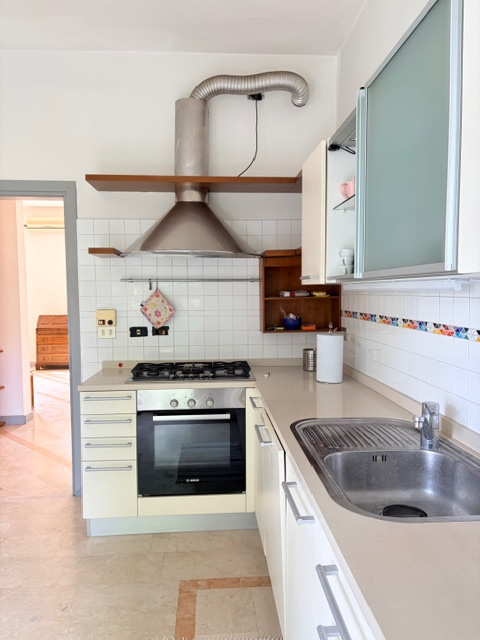 Porzione di bifamiliare con giardino e ingresso indipendente, accessibile da scala esterna e svil...