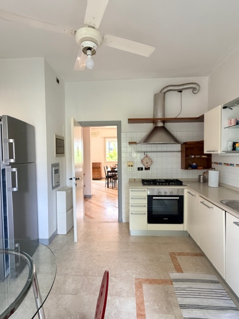 Porzione di bifamiliare con giardino e ingresso indipendente, accessibile da scala esterna e svil...