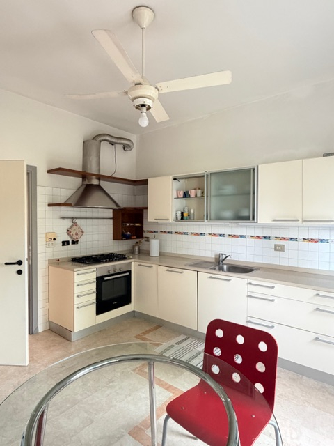 Porzione di bifamiliare con giardino e ingresso indipendente, accessibile da scala esterna e svil...