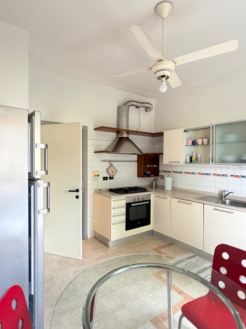 Porzione di bifamiliare con giardino e ingresso indipendente, accessibile da scala esterna e svil...