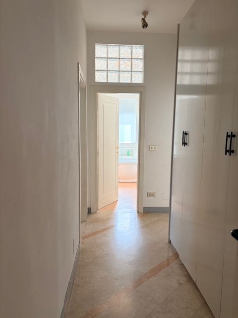 Porzione di bifamiliare con giardino e ingresso indipendente, accessibile da scala esterna e svil...