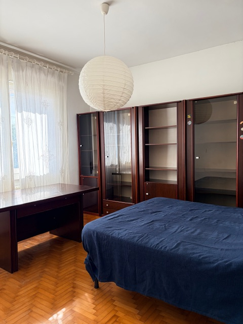 Porzione di bifamiliare con giardino e ingresso indipendente, accessibile da scala esterna e svil...