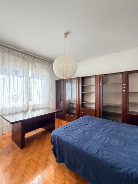 Porzione di bifamiliare con giardino e ingresso indipendente, accessibile da scala esterna e svil...