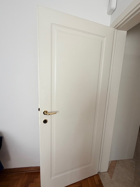 Porzione di bifamiliare con giardino e ingresso indipendente, accessibile da scala esterna e svil...