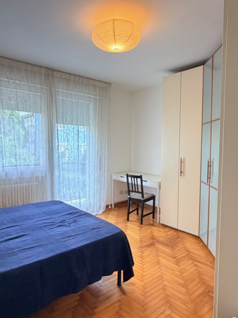 Porzione di bifamiliare con giardino e ingresso indipendente, accessibile da scala esterna e svil...