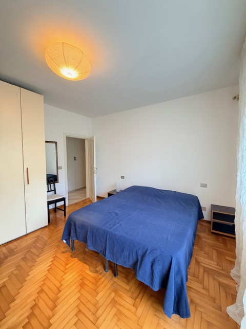 Porzione di bifamiliare con giardino e ingresso indipendente, accessibile da scala esterna e svil...