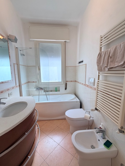 Porzione di bifamiliare con giardino e ingresso indipendente, accessibile da scala esterna e svil...