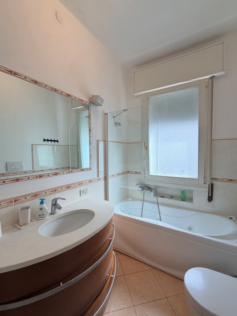 Porzione di bifamiliare con giardino e ingresso indipendente, accessibile da scala esterna e svil...