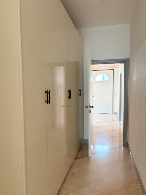 Porzione di bifamiliare con giardino e ingresso indipendente, accessibile da scala esterna e svil...