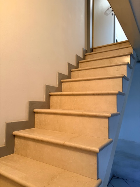 Porzione di bifamiliare con giardino e ingresso indipendente, accessibile da scala esterna e svil...