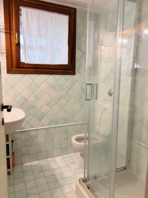 Porzione di bifamiliare con giardino e ingresso indipendente, accessibile da scala esterna e svil...