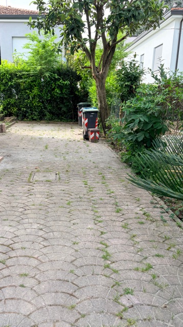 Porzione di bifamiliare con giardino e ingresso indipendente, accessibile da scala esterna e svil...