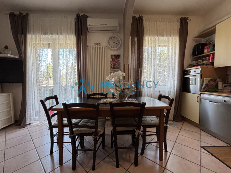 Ti presentiamo un elegante appartamento bicamere situato al primo piano, perfetto per chi cerca c...