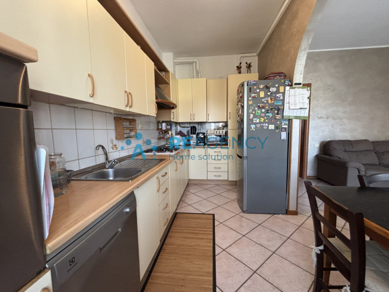 Ti presentiamo un elegante appartamento bicamere situato al primo piano, perfetto per chi cerca c...