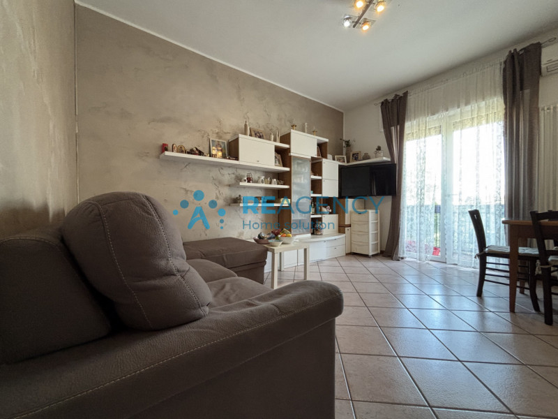 Ti presentiamo un elegante appartamento bicamere situato al primo piano, perfetto per chi cerca c...