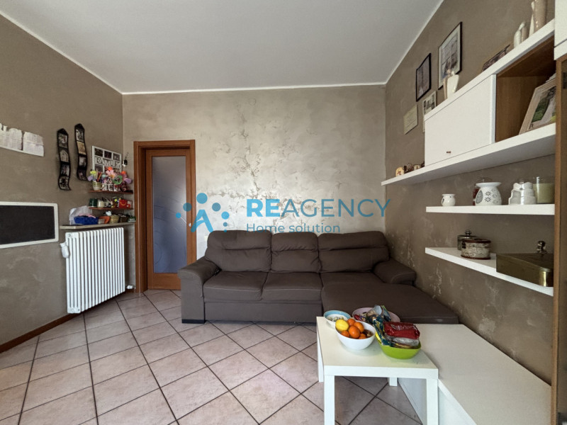 Ti presentiamo un elegante appartamento bicamere situato al primo piano, perfetto per chi cerca c...