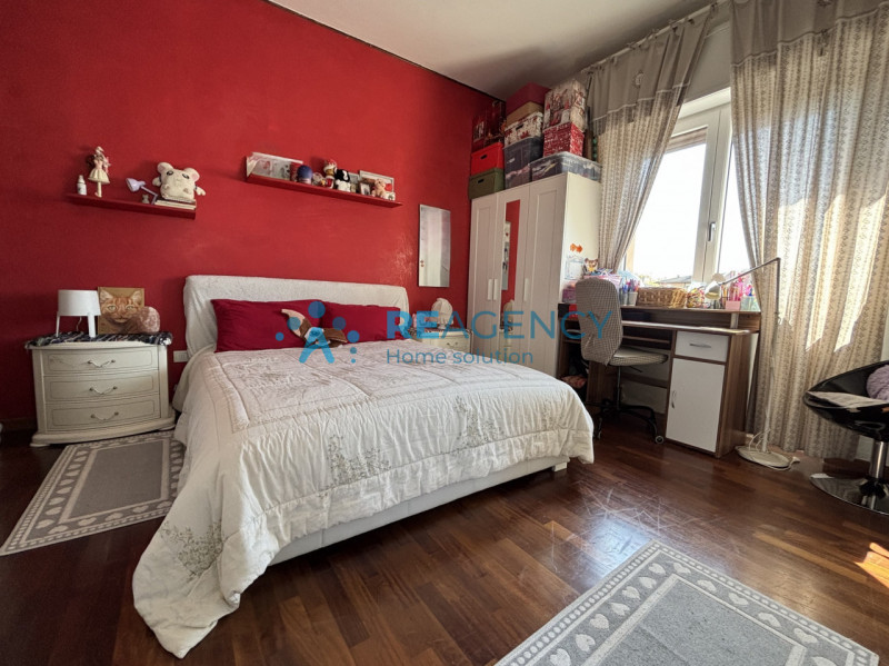 Ti presentiamo un elegante appartamento bicamere situato al primo piano, perfetto per chi cerca c...