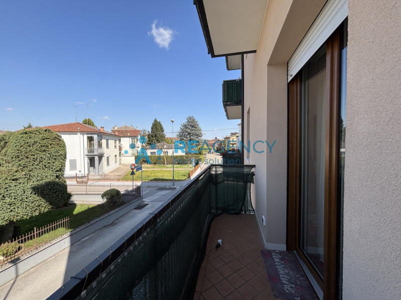 Ti presentiamo un elegante appartamento bicamere situato al primo piano, perfetto per chi cerca c...