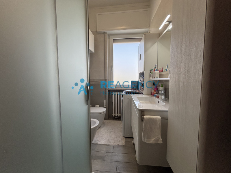 Ti presentiamo un elegante appartamento bicamere situato al primo piano, perfetto per chi cerca c...