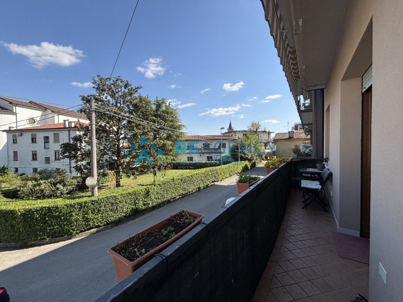 Ti presentiamo un elegante appartamento bicamere situato al primo piano, perfetto per chi cerca c...