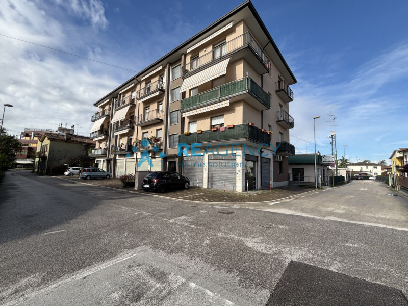 Ti presentiamo un elegante appartamento bicamere situato al primo piano, perfetto per chi cerca c...