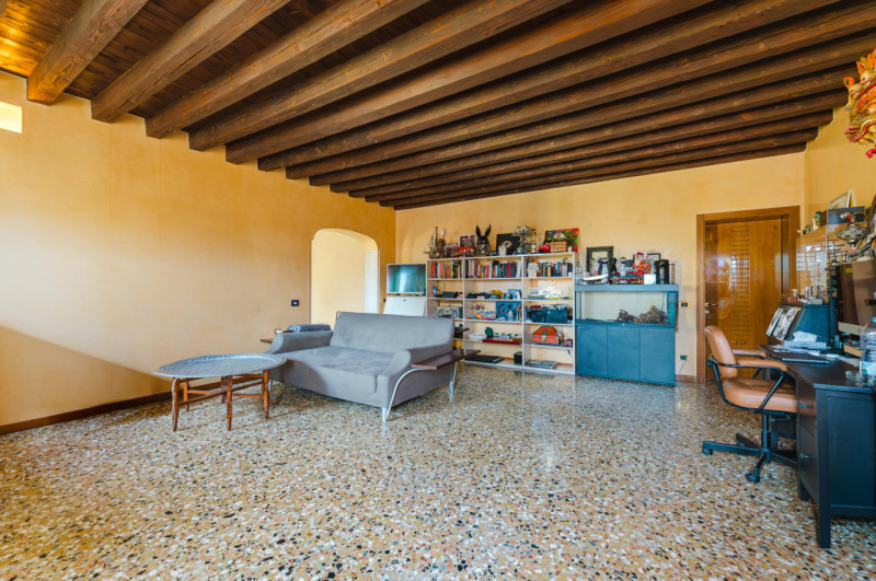 Nel cuore più autentico e prestigioso di Padova, a pochi metri dalla storica Basilica di Sant'Ant...