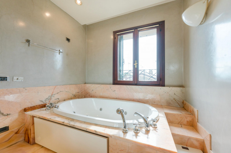 Nel cuore più autentico e prestigioso di Padova, a pochi metri dalla storica Basilica di Sant'Ant...