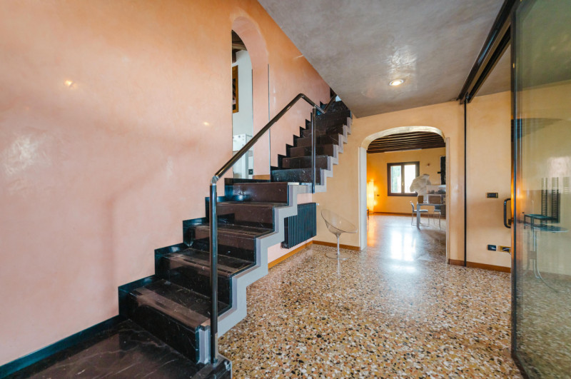 Nel cuore più autentico e prestigioso di Padova, a pochi metri dalla storica Basilica di Sant'Ant...