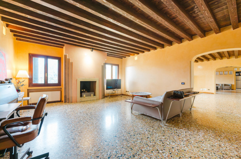 Nel cuore più autentico e prestigioso di Padova, a pochi metri dalla storica Basilica di Sant'Ant...